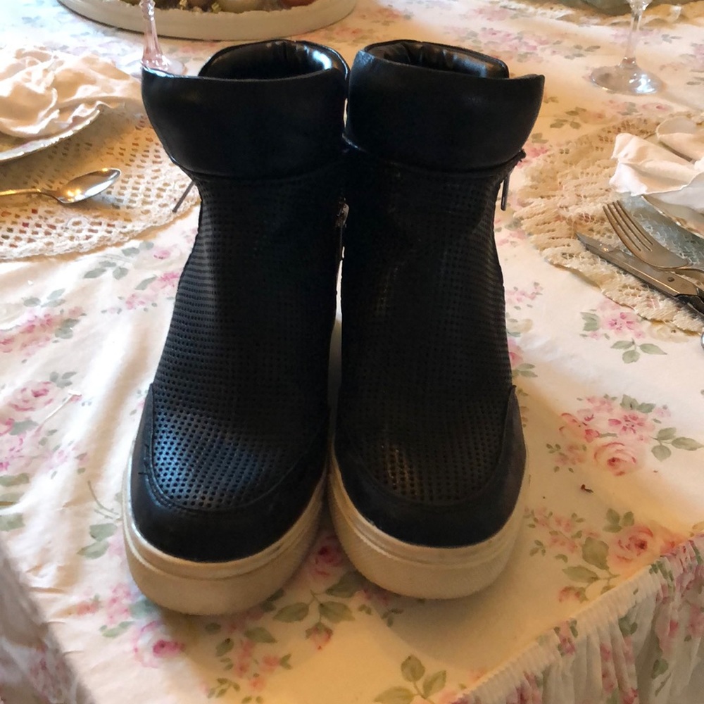 Mossimo Sneaky wedge shoes